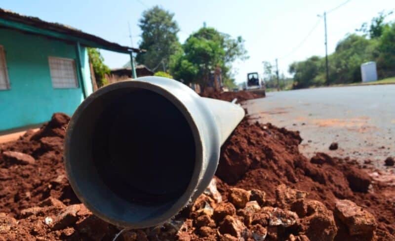 Operarios municipales ejecutan obras para la red de agua potable en el barrio Belén de Posadas 1 2 - Red de agua potable 1 - 1