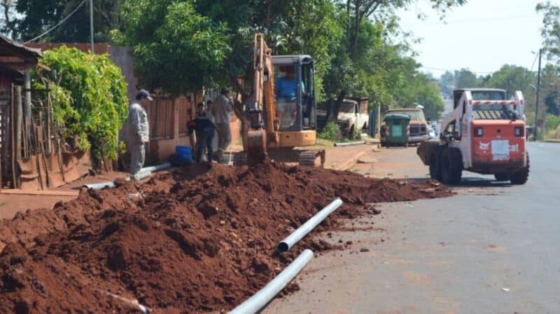 Operarios municipales ejecutan obras para la red de agua potable en el barrio Belén de Posadas