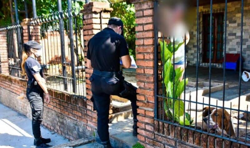 Feliz reencuentro entre una perrita y su dueña en el barrio Aeroclub de Posadas