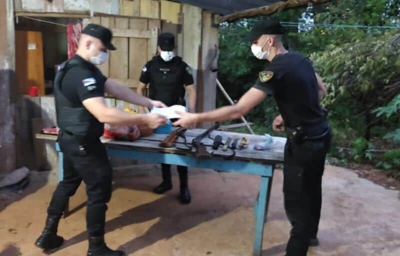 Secuestraron armas,  elementos de faena y carne vacuna en dos allanamientos realizados en Andrade