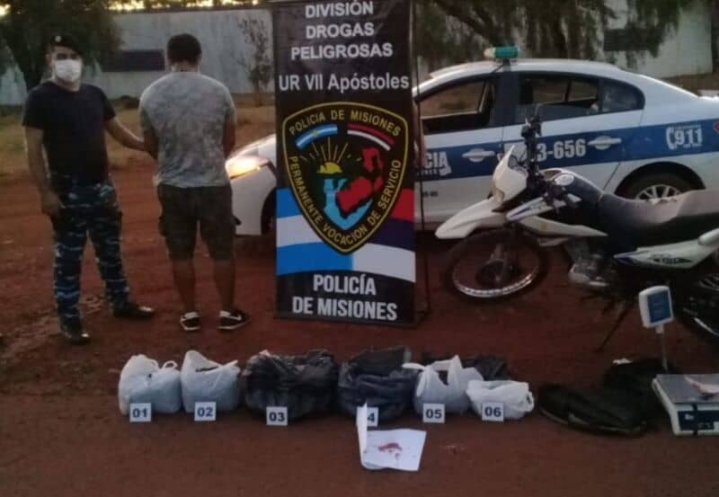 Interceptaron y detuvieron a un motociclista que transportaba cargamento de marihuana valuado en más de un millón de pesos en Apóstoles