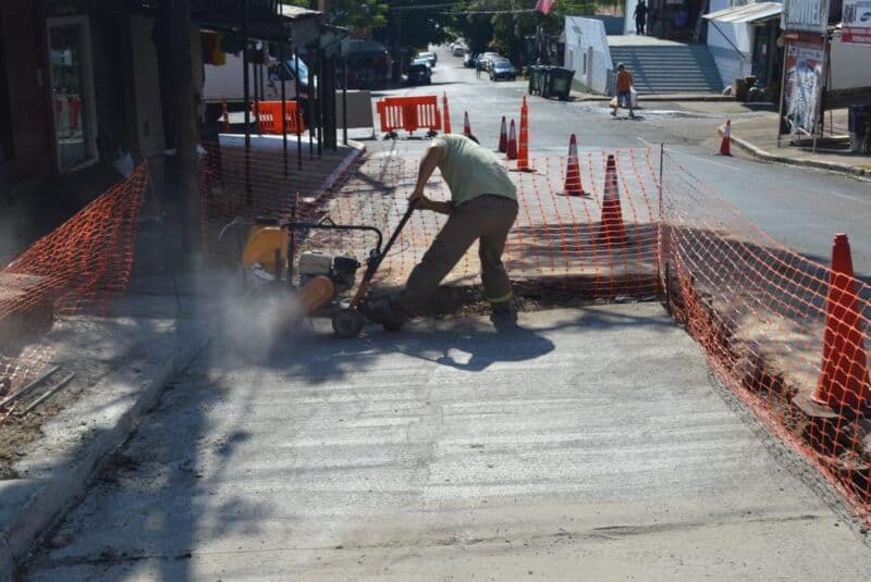 Reparan las dársenas en calle Sarmiento de Posadas