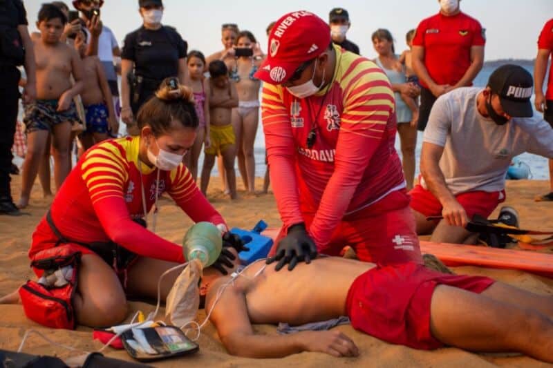 Policías participaron de un simulacro de rescate en el río Paraná