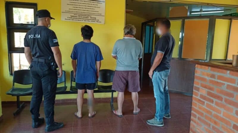 Arrestaron a un hombre y a su sobrino por agredir a una mujer en un barrio posadeño