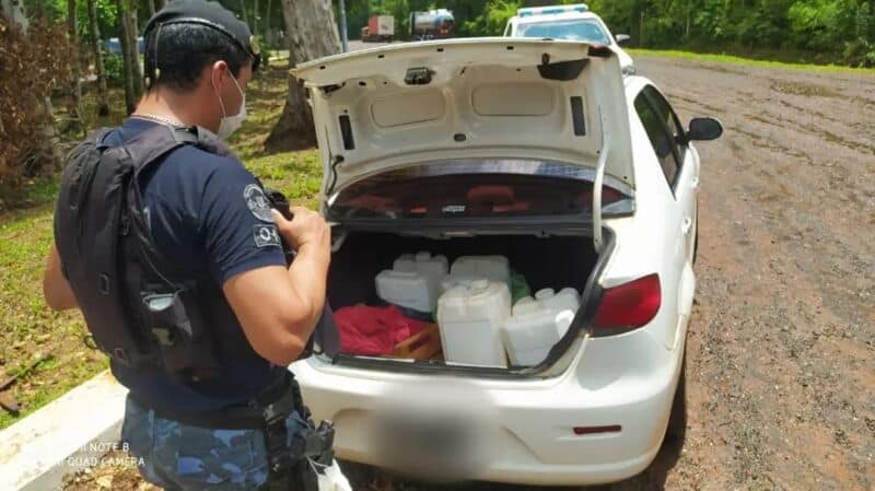 Iguazú: incautaron dos vehículos y bidones de combustibles que eran transportados de manera irregular