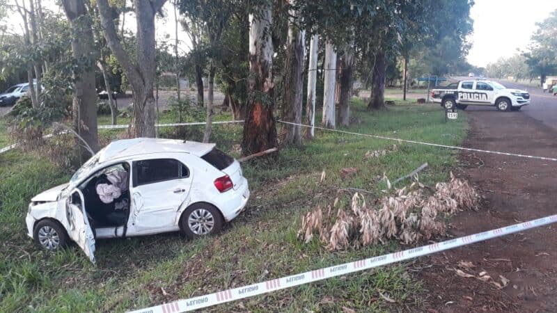 Automovilista despistó y chocó contra un árbol en Wanda: falleció la acompañante
