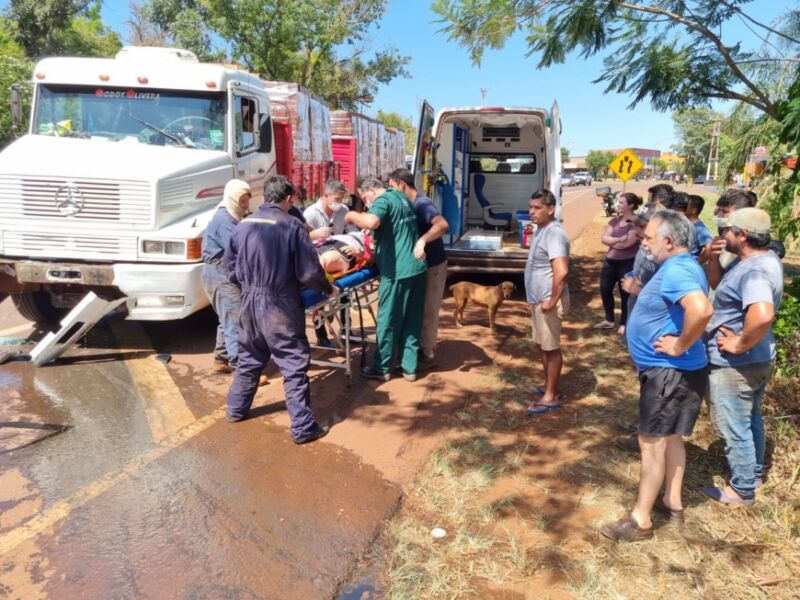 Choque frontal entre un camión y un auto dejó como saldo dos heridos de gravedad en Garuhapé