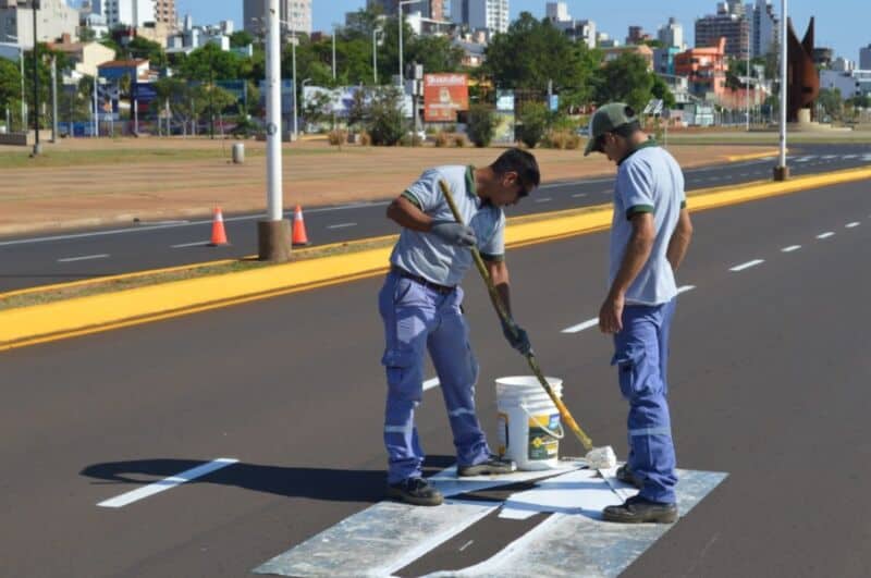 Realizan trabajos de demarcación en las calles de la avenida Costanera