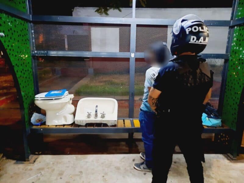 Secuestraron artefactos electrónicos, un inodoro y un lavamanos que un joven transportaba en una mochila