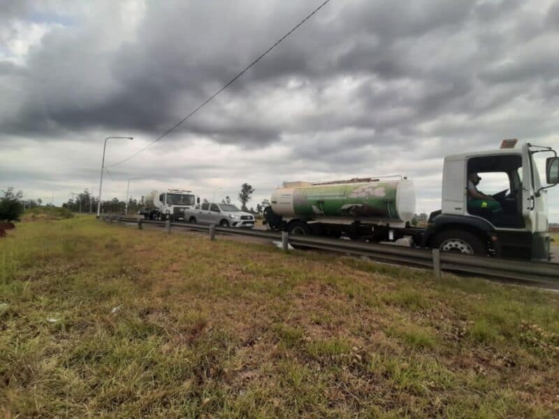 Distribuyen agua en distintos barrios de Posadas