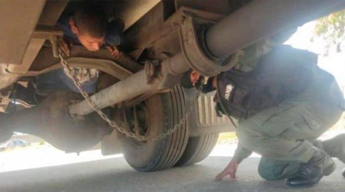 Venezuela: un preso intentó fugarse de la cárcel en el chasis de un camión