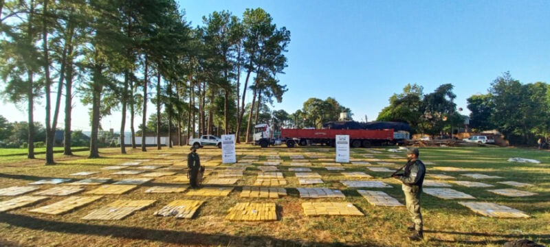 Pareja trasladaba tres toneladas de marihuana oculta en un cargamento de madera en 9 de Julio