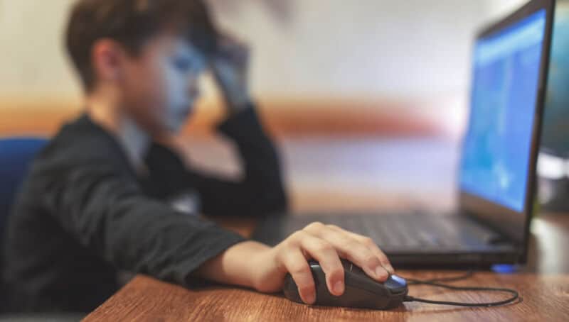 ¿Cuáles son los principales riesgos para los niños en Internet?