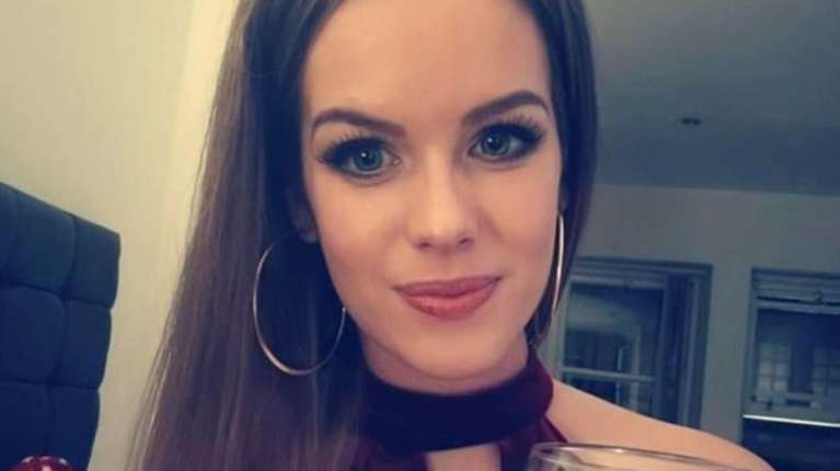 Una profesora de Escocia tuvo sexo con uno de sus alumnos: podría ser expulsada del registro docente