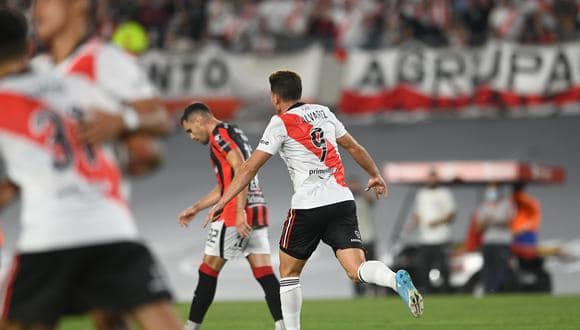 River goleó a Patronato con triplete de Álvarez