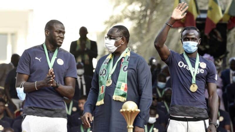 Premian con dinero y terrenos a los jugadores de Senegal por ganar la Copa África