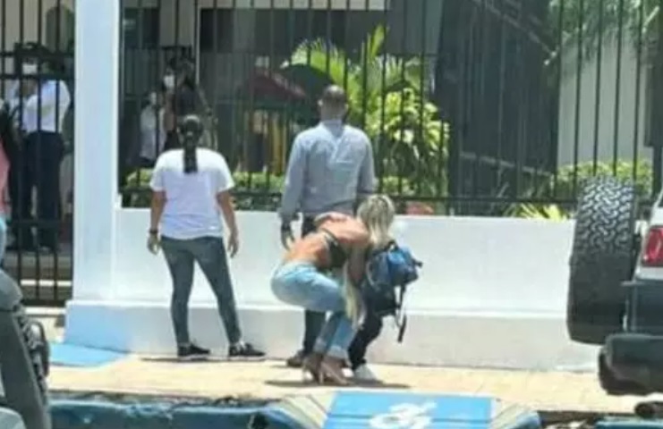 Modelo fue al colegio de su hijo en malla y familiares de alumnos se quejaron por "ser inapropiado" 2 4 - uytre - 3