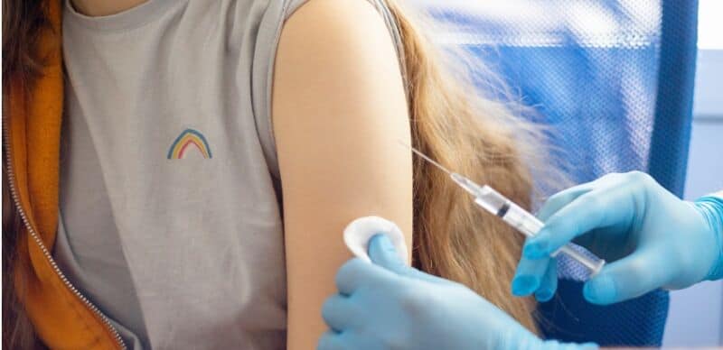 Aprobaron la aplicación de dosis de refuerzo para los adolescentes de entre 12 a 17 años