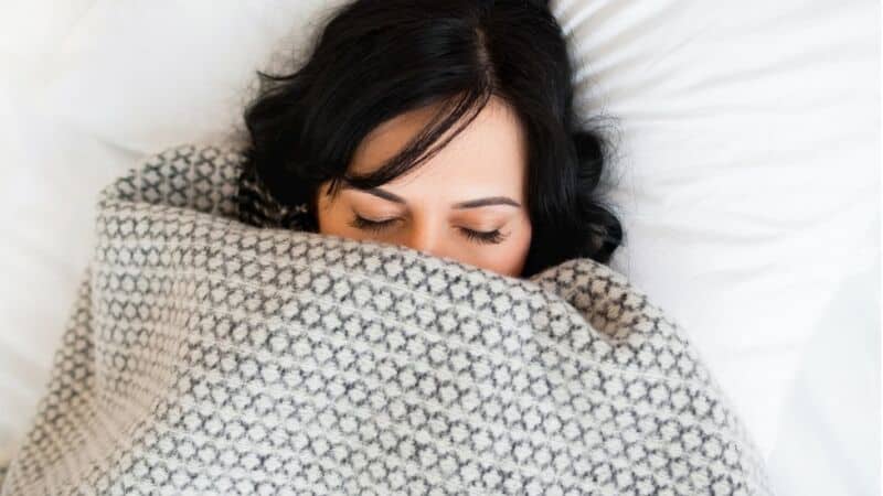 Revelan que los adultos necesitan dormir entre 6 y 9 horas diarias