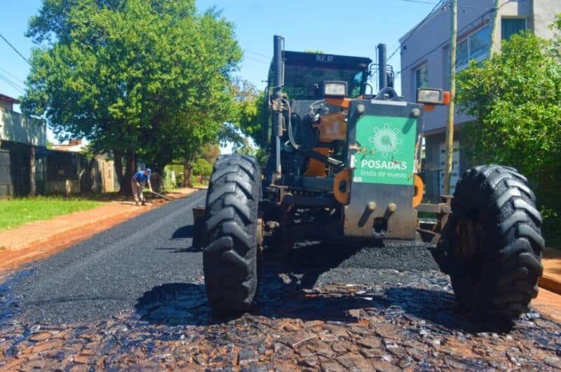 Posadas: municipales ejecutan 900 metros de asfalto sobre empedrado en Villa Cabello