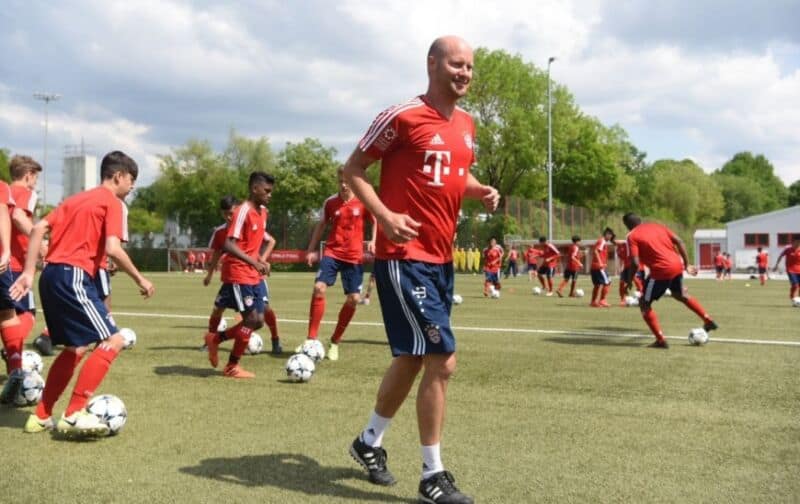 Este sábado llegarán a Misiones los primeros entrenadores enviados por el Bayern Munich 6 12 - Entrenador 2 - 11
