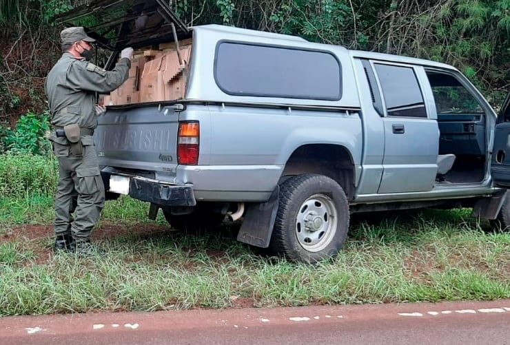 Contrabandistas abandonaron una camioneta con más de 15 mil atados de cigarrillos en El Alcázar