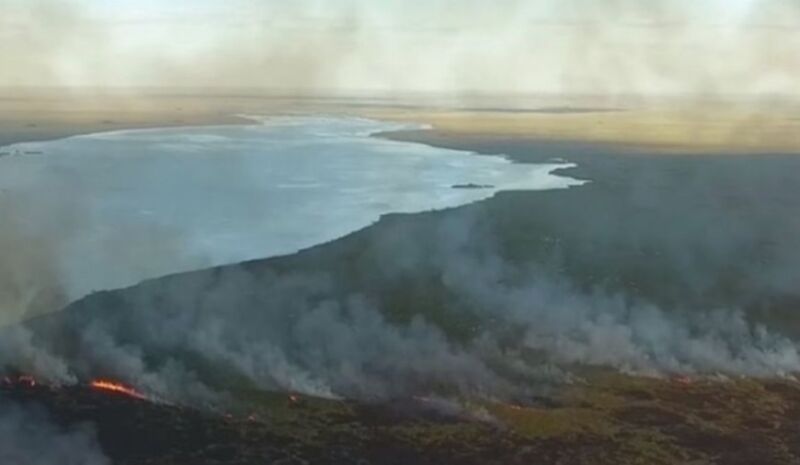 Corrientes: se reavivó un foco de incendio en una zona del Iberá