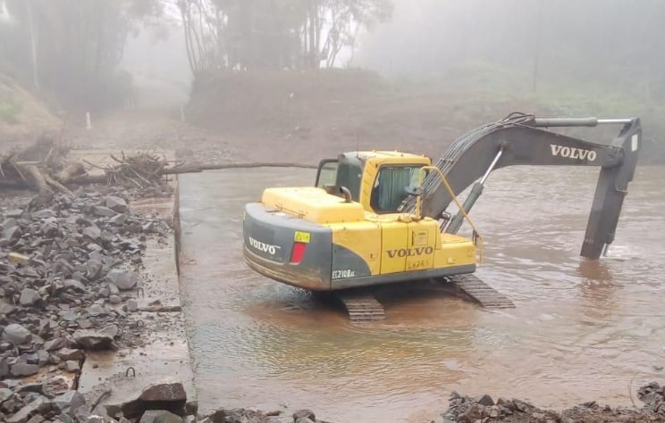Tabajan en el despeje de ramas sobre el puente provisorio y limpieza del cauce del arroyo Pindaytí