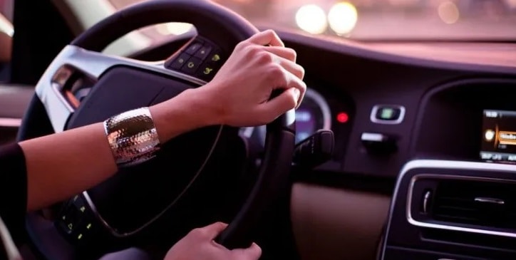 Las mujeres manejan menos pero mejor que los hombres, según informe