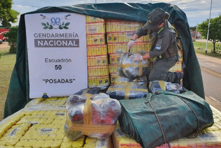 Gendarmes decomisaron más de 200 kilos de marihuana en el ingreso a Misiones y aprehendieron a un hombre 2 4 - Marihuana 1 1 - 3