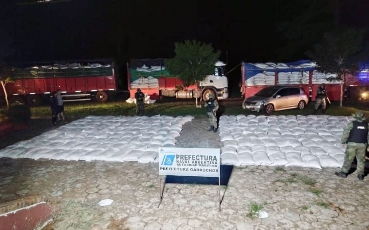 Misiones y Corrientes: prefectos secuestraron mercadería ilegal valuada en casi $10 millones 2 4 - Secuestro de mercaderia 1 1 - 3
