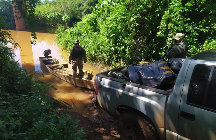 Misiones y Corrientes: prefectos secuestraron mercadería ilegal valuada en casi $10 millones 1 2 - Secuestro de mercaderia 2 - 1