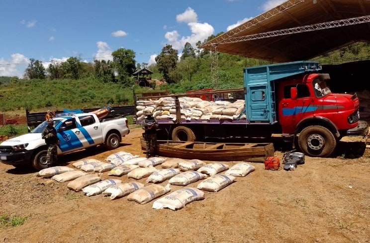 Nuevo golpe al contrabando en El Soberbio: prefectos decomisaron casi 7 toneladas de soja ilegal