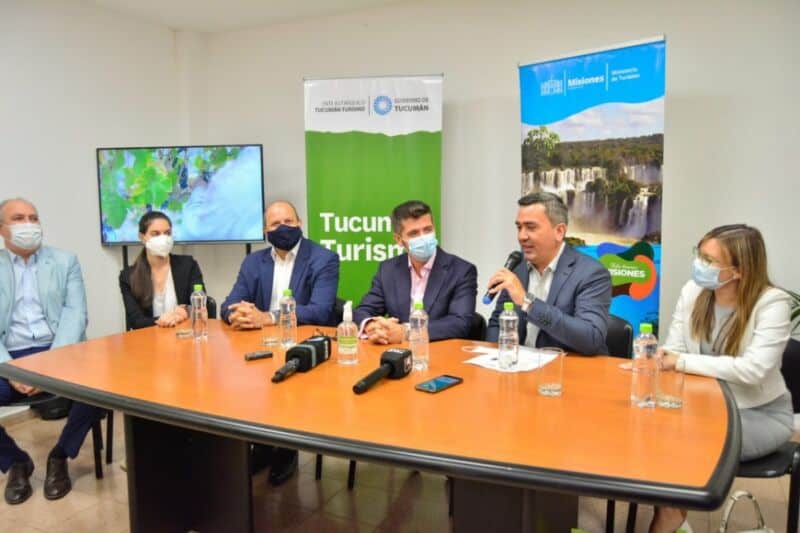 Resaltan que la nueva conexión aérea Misiones-Tucumán fortalece lazos entre ambas provincias 3 6 - Tucuman Misiones conexion aerea 2 - 5