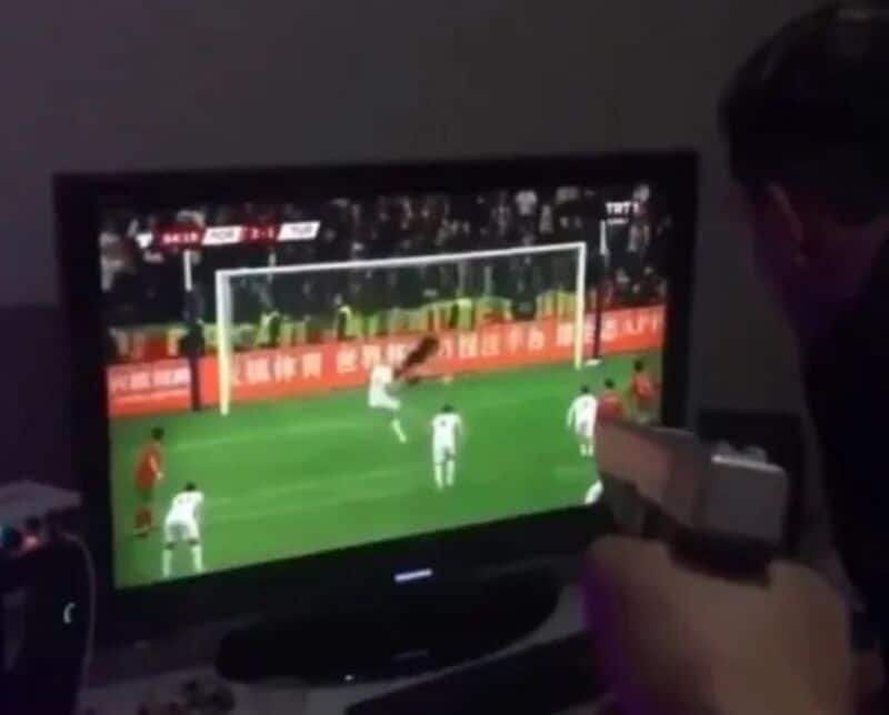 Video: el momento en el que un hincha disparó contra un televisor cuando Turquía erró un penal contra Portugal