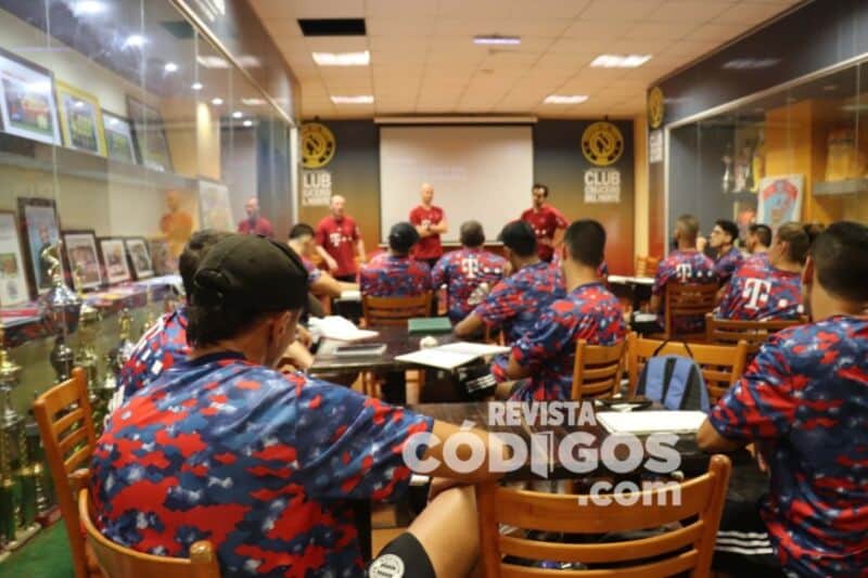Herrera inauguró el curso de capacitaciones de fútbol dictado por el Bayern Múnich en Misiones 1 2 - WhatsApp Image 2022 03 07 at 11.00.12 1 - 1