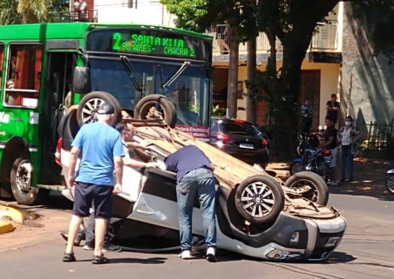 Posadas: chocaron dos autos y uno volcó
