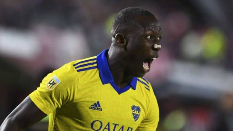 Boca llegó a un acuerdo con Advíncula para renovar hasta 2026