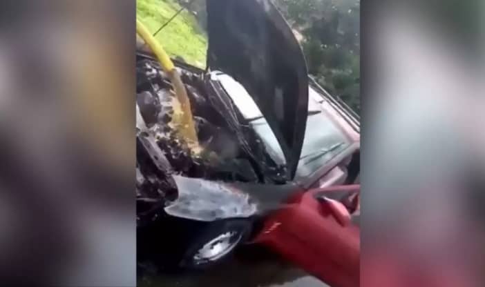 Apagaron el incendio de auto con un camión atmosférico 