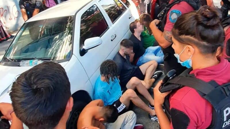 Seis detenidos acusados de violar en grupo a una joven dentro de un auto en Bueno Aires