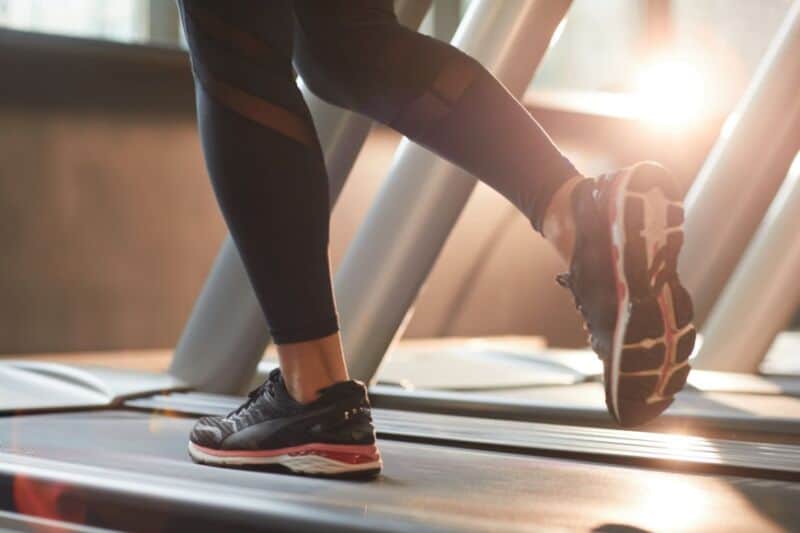 Cuánto tiempo y a qué ritmo se debe caminar en un cinta para adelgazar