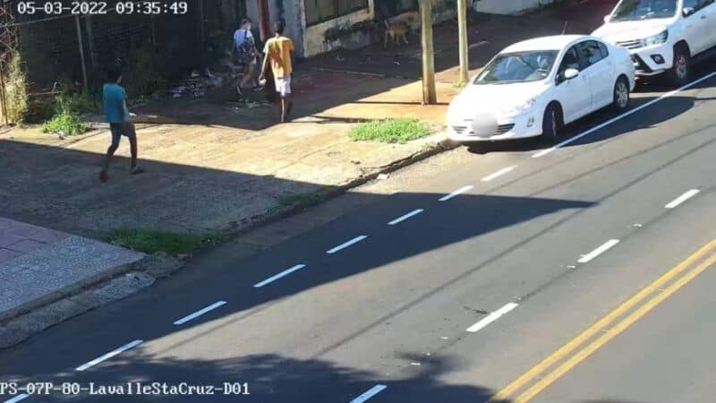 Dos detenidos al ser captados por cámaras de seguridad cuando intentaban robar a una joven en Posadas 3 6 - detenido3 - 5