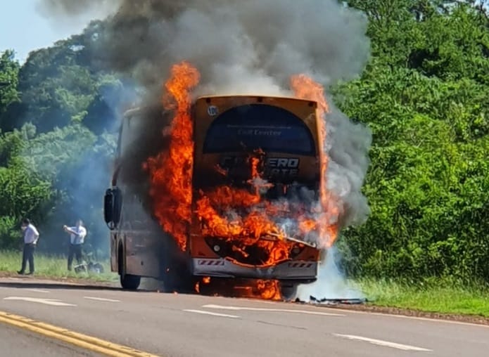 Eldorado: se incendió un colectivo de media distancia sobre ruta 12