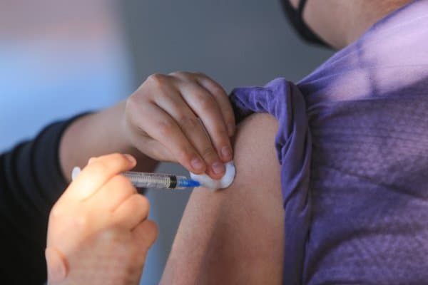 Estudio asegura que la cuarta dosis de vacuna contra el covid reduce la mortalidad en un 78%