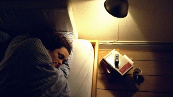 Dormir con luz aumenta las probabilidades de sufrir enfermedades cardiovasculares, según estudio