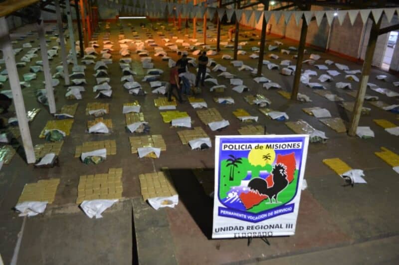 Más de 9 toneladas de marihuana secuestrada y 3 detenidos que custodiaban un centro de acopio en Eldorado