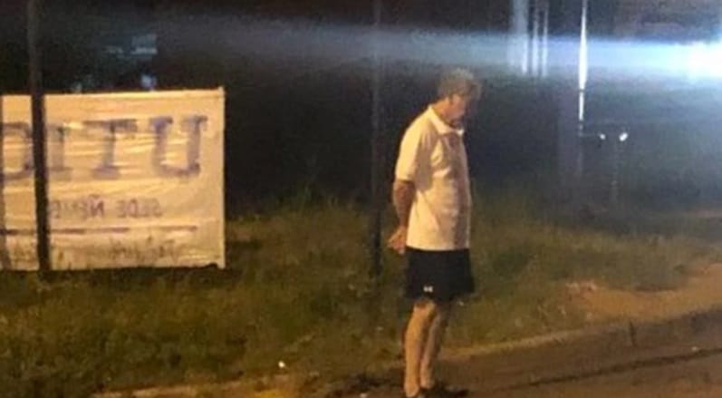 Tiene 72 años y espera a su hija todas las noches en la parada del autobús para acompañarla a su casa