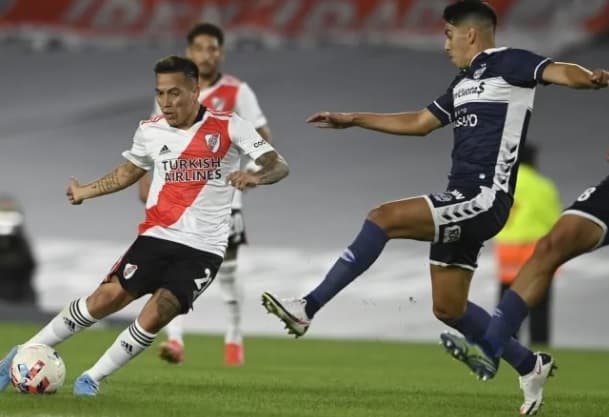 River superó a Gimnasia con tres goles de penal y es líder de su zona