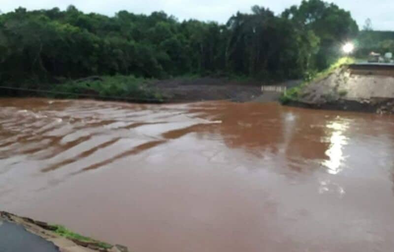 Por la crecida del arroyo Pindaytí cerraron dos puentes provisorios