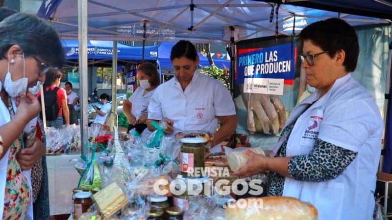 Con productores y artesanos de diferentes municipios, se realizó la feria “Pascuas Soberanas” en Posadas